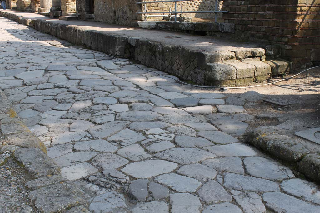 Ins. Orientalis II.1 Herculaneum, March 2014. Cardo V, looking north along east side pavement, with Vicolo Meridionale, on right.
Foto Annette Haug, ERC Grant 681269 DÉCOR